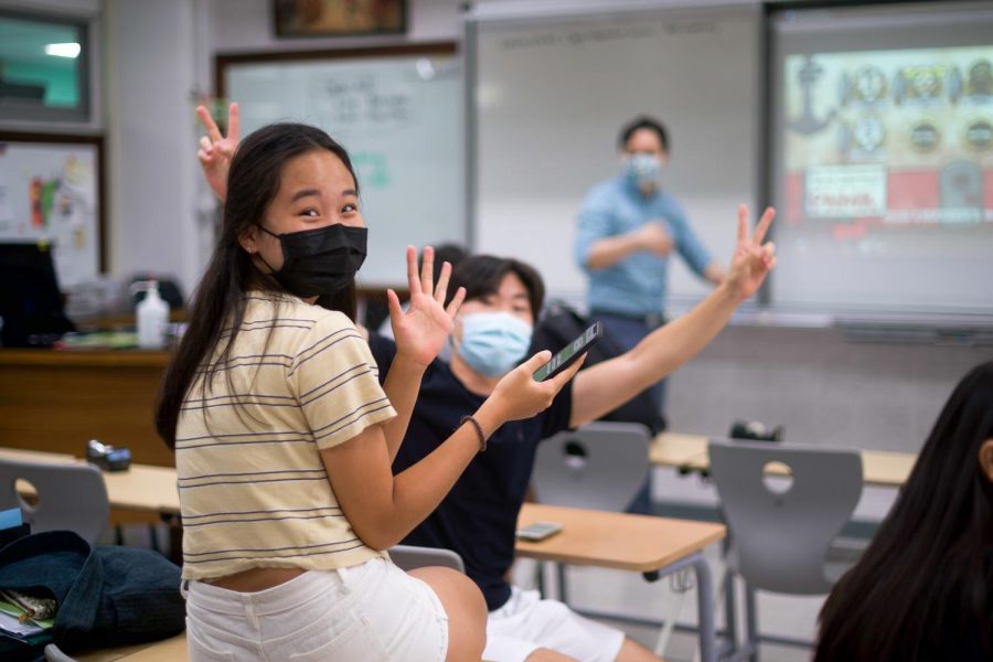 Students in Dr. Hsu’s junior advisory play fun games together. [ANNIE HUANG/THE BLUE & GOLD]