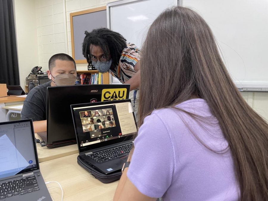 Students in Ms. Christen’s Spanish class learns through Zoom. [DAPHNE WANG/THE BLUE & GOLD]