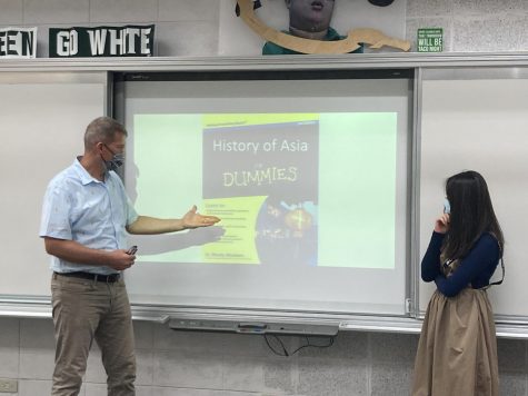 Dr. Long, Dean of Students at Taipei American school teaches a History of Asia class. [ASHLEY T/THE BLUE & GOLD]