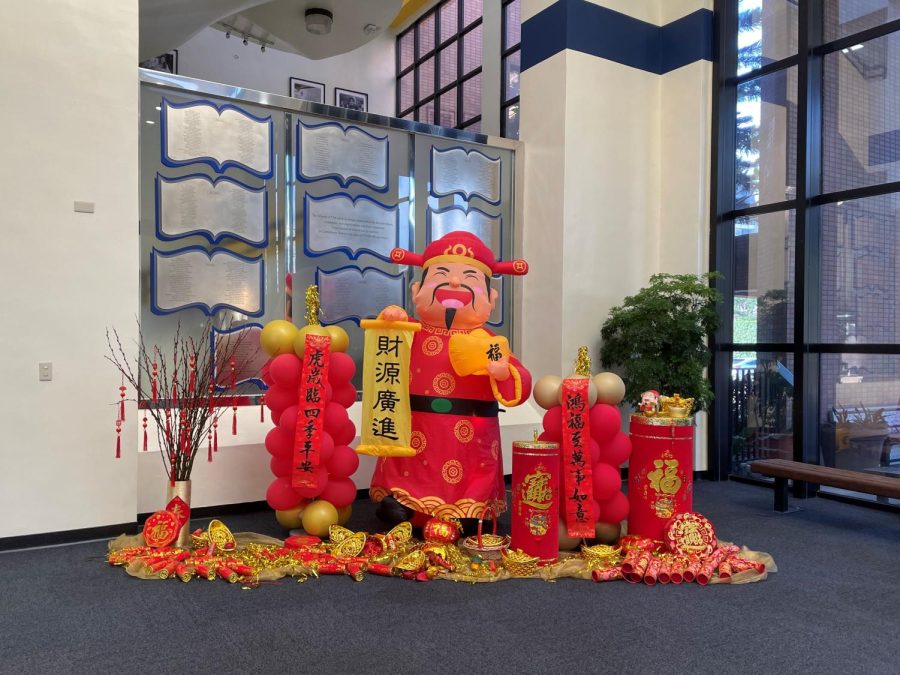 The Taipei American School lobby has displayed decorations to commemorate “Lunar New Year.” [AMBER WU/ THE BLUE & GOLD]