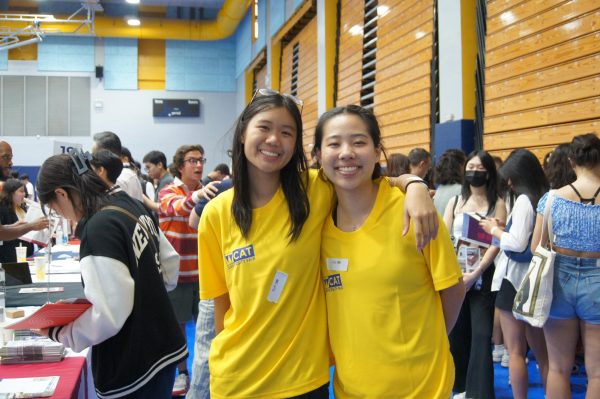 TAS upperclassmen volunteers helped
guide guests at the fair. Volunteers were
also involved in the set-up and clean-up
processes. [VICTORIA HSU/THE BLUE & GOLD]