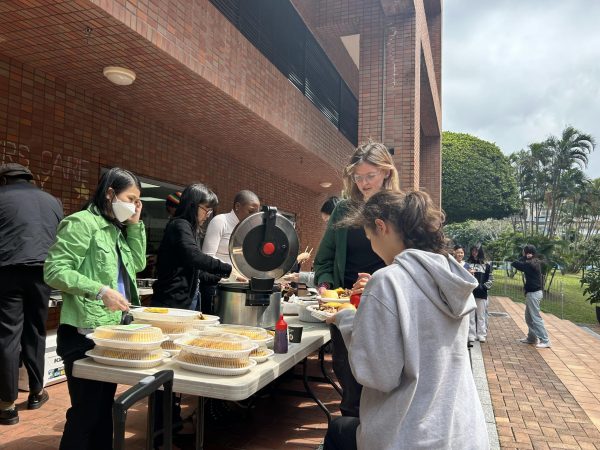 The English Department hosts a Jamaican potluck [ANNABELLE HSU/THE BLUE & GOLD]